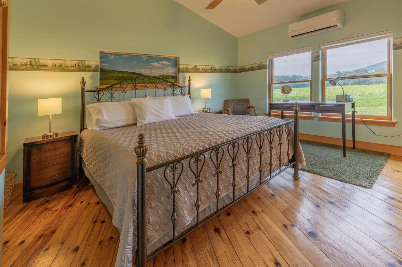 Tenwood Lodge Ithaca Bagian luar foto